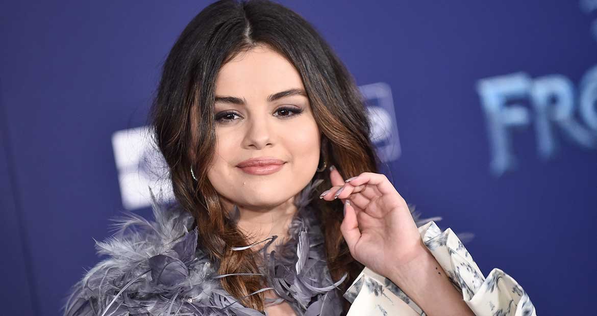 Selena Gomez Em Evento Rindo